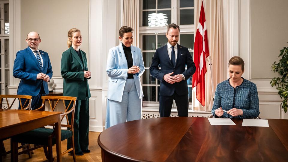 Nationalt kompromis om dansk sikkerhedspolitik underskrives i Statsministeriet i København. Udover statsminister Mette Frederiksen deltager Venstres formand Jakob Ellemann-Jensen, SF's formand Pia Olsen Dyhr, Radikales formand Sofie Carsten Nielsen og Det Konservative Folkepartis formand Søren Pape Poulsen. <i>Emil Helms/Ritzau Scanpix</i>