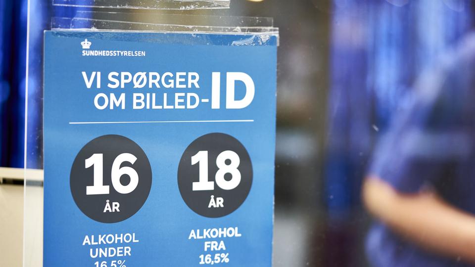 Skilt om ID ved køb af alkohol i supermarked. Minister er stærkt bekymret over unges druk efter nye anbefalinger (Arkivfoto). <i>Signe Goldmann/Ritzau Scanpix</i>