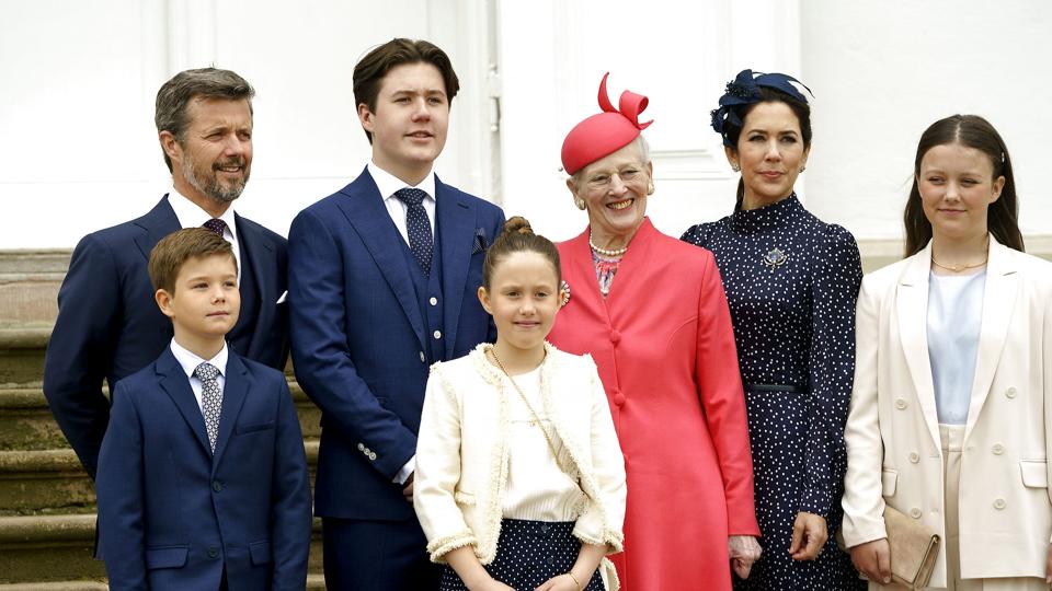 Det bliver 30. april, at kronprinsparret kan fejre prinsesse Isabellas konfirmation. Her er hele familien samlet ved storebrors, prins Christian, konfirmation i maj forrige år. Fra venstre ses kronprins Frederik, prins Vincent, prins Christian, prinsesse Josephine, dronning Margrethe, kronprinsesse Mary og prinsesse Isabella. <i>Keld Navntoft/Ritzau Scanpix</i>