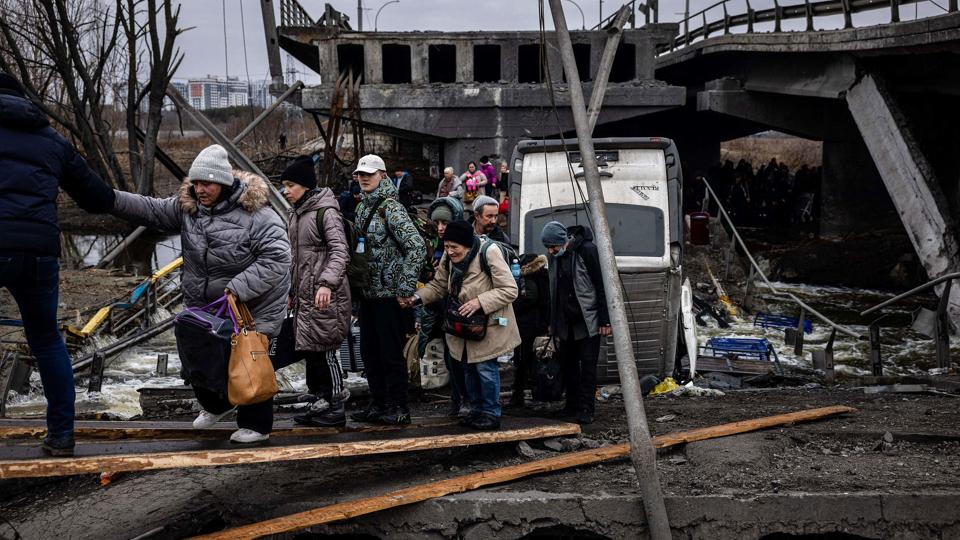 Civile flygter fra kampe i byen Irpin nær Kyiv. I havnebyen Mariupol er forsøg på at evakuere civile to gange slået fejl. <i>Dimitar Dilkoff/Ritzau Scanpix</i>