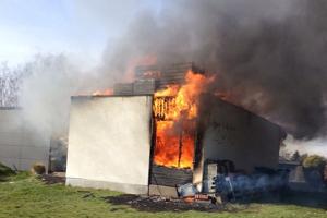 Voldsom brand i hus: 15 mand fra Nordjyllands Beredskab mod flammerne