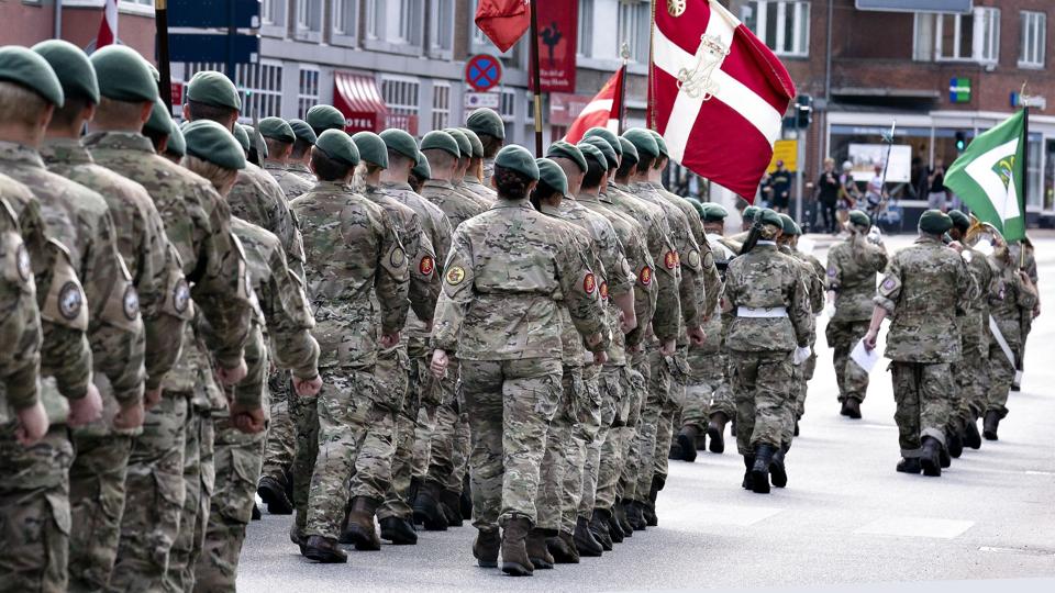 Udsendte danske soldater arbejder under meget særlige arbejdsforhold, siger beskæftigelsesministeren. På billedet ses, da flagdag for Danmarks udsendte blev markeret i Aalborg 5. september 2021. (Arkivfoto). <i>Henning Bagger/Ritzau Scanpix</i>