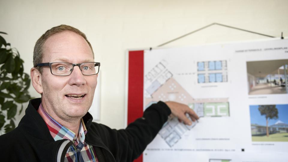 Søren Dolmer siger farvel til Farsø Efterskole 1. maj. Sidste uge var han initiativtager til et stort fakkeltog i Aars, som de fem vesthimmerlandske efterskoler stod bag. Arkivfoto