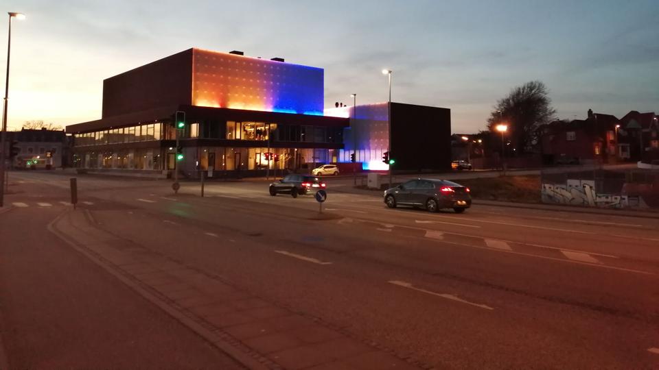 På Hjørring Teater viser man støtte til Ukraine ved at bade facaden i blåt og gult lys. Foto: Kasper Nielsen