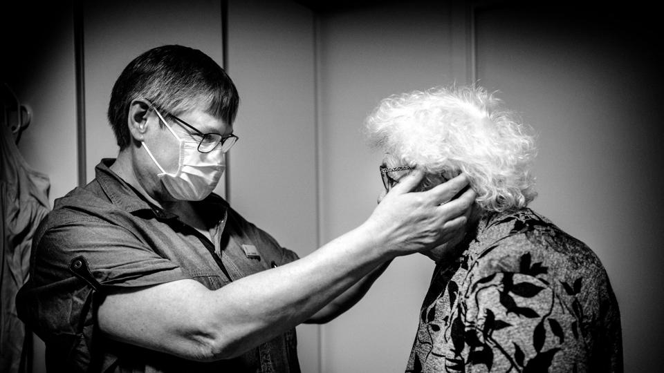 Susanne Sørensen sætter Annas briller på plads, imens de får sig en hyggesludder. Foto: Torben Hansen <i>Foto: Torben Hansen</i>