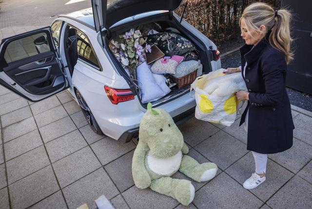 Marianne pakker den lille bil til randen med donerede ting til den tomme lejlighed. Foto: Martin Damgård