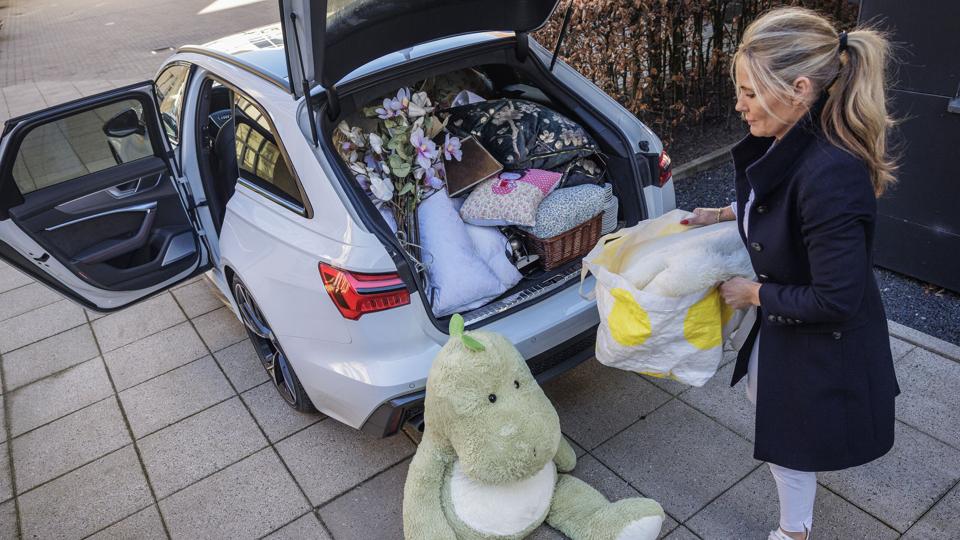 Marianne pakker den lille bil til randen med donerede ting til den tomme lejlighed. Foto: Martin Damgård <i>Martin Damgård</i>