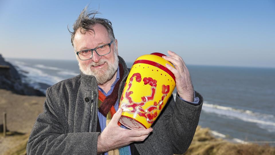 Poul Erik Bermann har i detaljer planlagt sin egen død og malet sin kiste og urne. Foto: Bente Poder <i>Foto: Bente Poder</i>