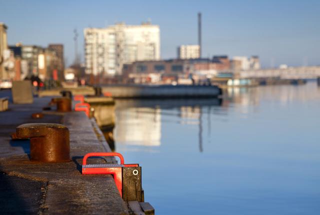 TrygFonden har et tilbud om sikkerhedsvandringer langs havnen i de mørke timer, som Aarhus har gjort brug af i tre år. Foto: Torben Hansen