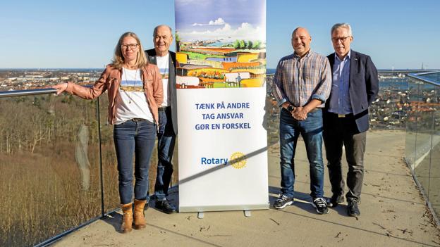 Udsigtsposten på Pikkerbakken indgår naturligvis i værket. Men her kan du nyde motivverdens dobbelt - fra venstre ses Rikke Sørensen, John Christensen Peter Holst Andersen og Jens Jørgen Calundan, der er repræsentanter for de tre Rotaryklubber i Frederikshavn. Foto: Michael Madsen