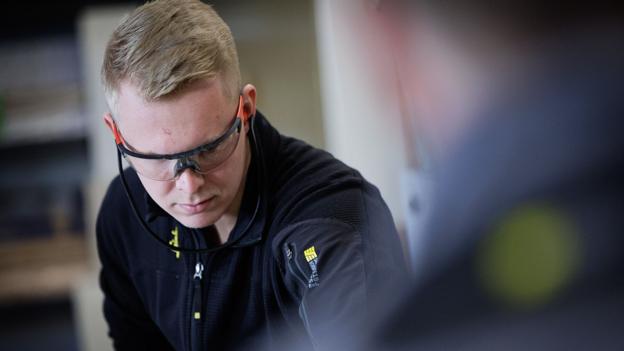 I dag foregår alt tømrerarbejde for Christian Eriksens vedkommende med sikkerhedsbriller på, men han nægter i øvrigt at lade sig pakke ind i vat. Foto: Bo Lehm <i>Foto: Bo Lehm</i>