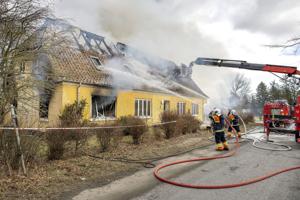 Villa står ikke til at redde efter brand - beboer indlagt til observation