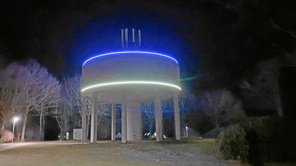 Vandtårnet skiftede fredag aften farve til blåt og gult i sympati med Ukraine. Foto: Mette Møller