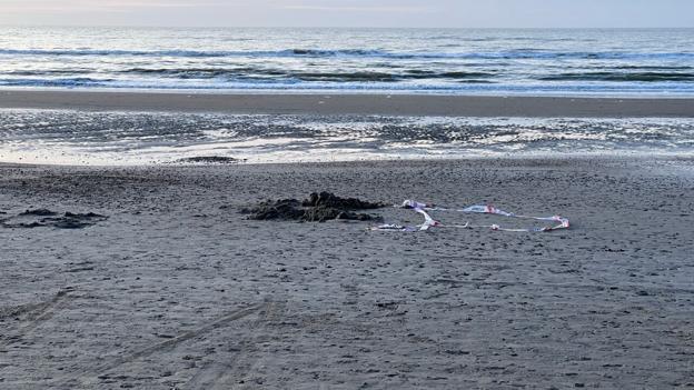 Hullet på stranden, hvor mortergranaten befandt sig før sprængningen. Foto: Anders Andersen