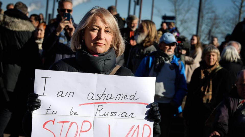 Irina Hansen er mødt op på Toldbods Plads for at bekende kulør overfor Putins invasion af Ukraine. Foto: Bo Lehm <i>Bo Lehm</i>