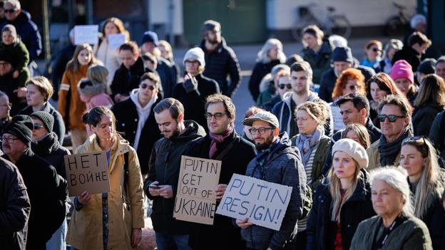 En menneskemængde var mødt op på Toldbods Plads til en demonstration med budskabet om at beskytte civilbefolkningen i Ukraine. Foto: Bo Lehm <i>Bo Lehm</i>