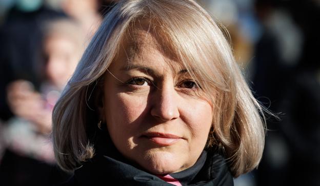 Irina Hansen er mødt op med skiltet "I am ashamed to be russian - Stop the war". Foto: Bo Lehm <i>Bo Lehm</i>