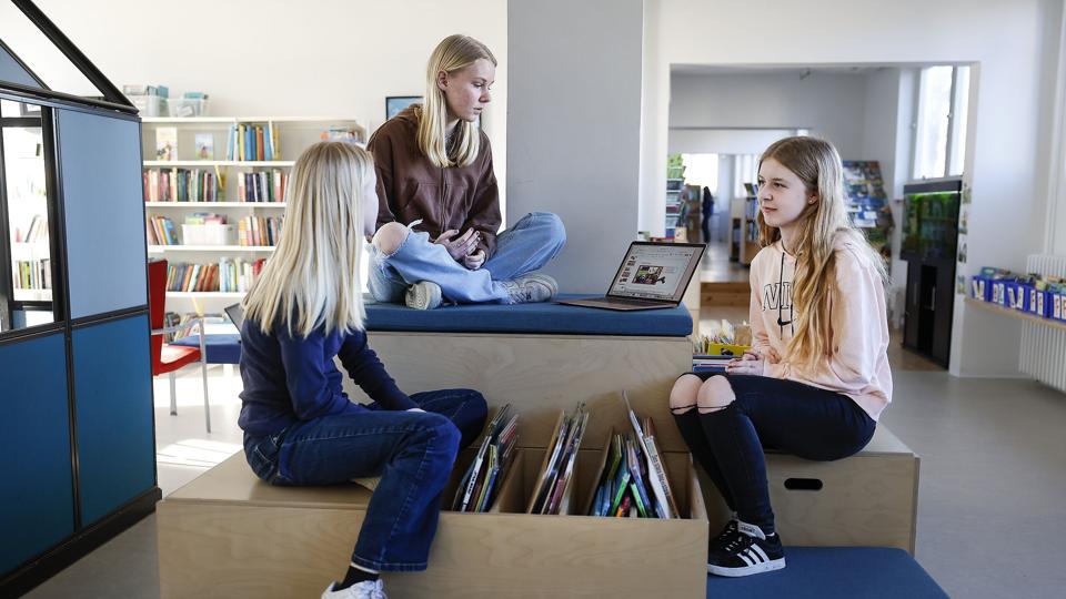 Krigen i Ukraine fylder på skolerne. På Gl. Lindholm Skole har de taget den med i undervisningen, hvor de har fredsuge-tema. <i>Foto: Torben Hansen</i>