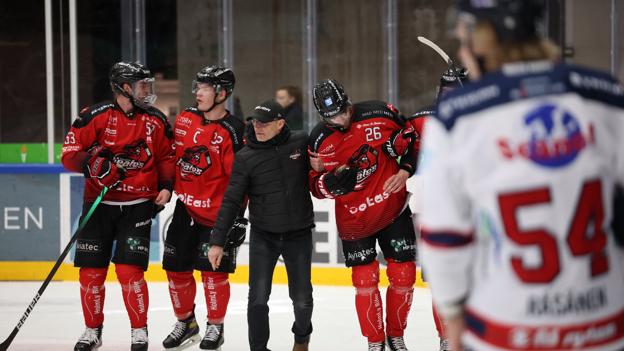 Der var drama på isen, da Patrick Bjorkstrand måtte hjælpes ud efter en hård tackling, der resulterede i efterfølgende tumult blandt de to hold. Foto: Bo Lehm
