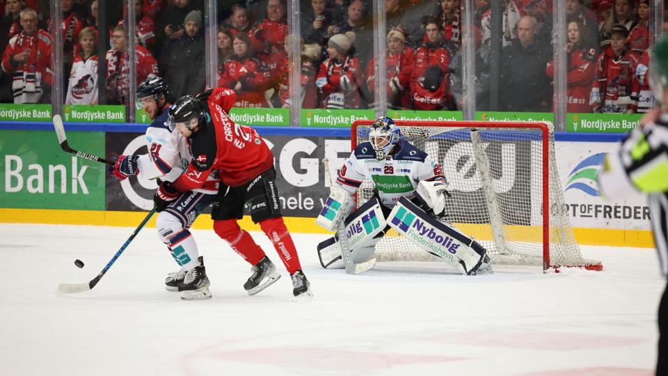 Fire gange skulle pucken hentes ud af frederikshavnernes mål. Foto: Bo Lehm