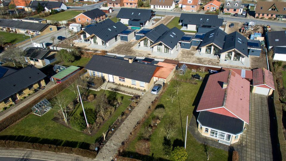 Et overblik. De nye andelsboliger øverst i billedet og naboernes huse forrest. Foto: Bo Lehm