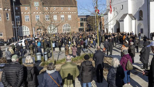 Flere hundrede mennesker fulgte bisættelsen af Mia. Foto: Kim Dahl Hansen