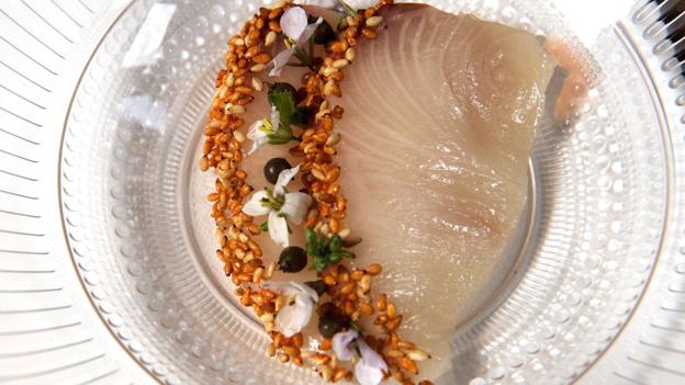 Hamachi - Dashi - Koriander - Sesam. Foto: Henrik Louis <i>Foto:Henrik Simonsen</i>