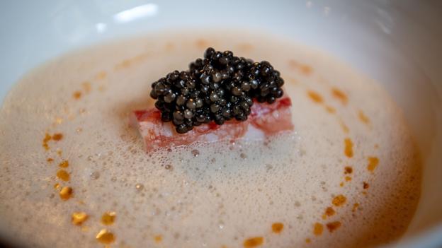 Osietra Imperial - Kongekrabbe - Krabbesauce. Foto: Henrik Louis <i>Foto:Henrik Simonsen</i>