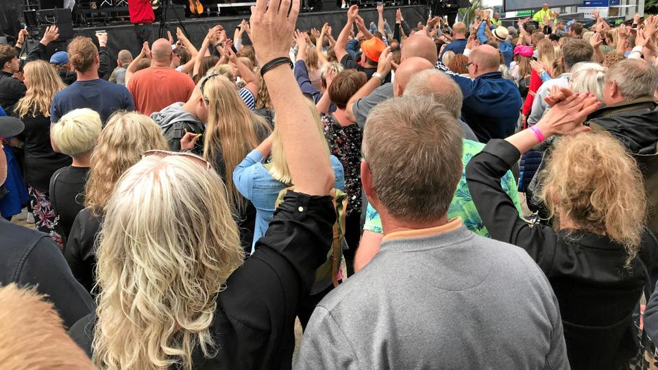 Koncerter på Knivholt trækker næsten altid masser af mennesker. Nu støtter en kommende koncert flygtninge fra Ukraine. Arkivfoto