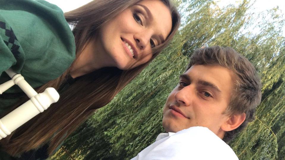 Kirill Kabanov ses her sammen med sin hustru Vika. Mens han er i Aalborg er hun og parrets to børn fanget i Ukraine. Privatfoto