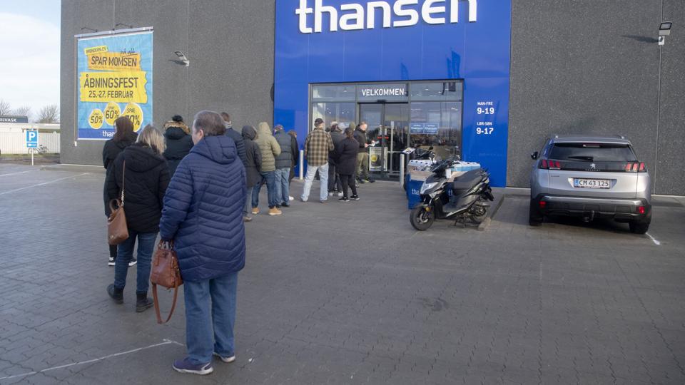 Der var en del kø foran T. Hansens nye butik i Brønderslev, som åbnede fredag morgen. Foto: Henrik Louis <i>Foto:Henrik Simonsen</i>
