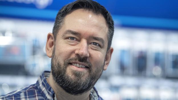 - Vi håber, at mange vil støtte os og se vores fine nye butik, siger Alija Konjaric, der er koncernkædechef ved T. Hansen Group A/S. <i>Foto:Henrik Simonsen</i>