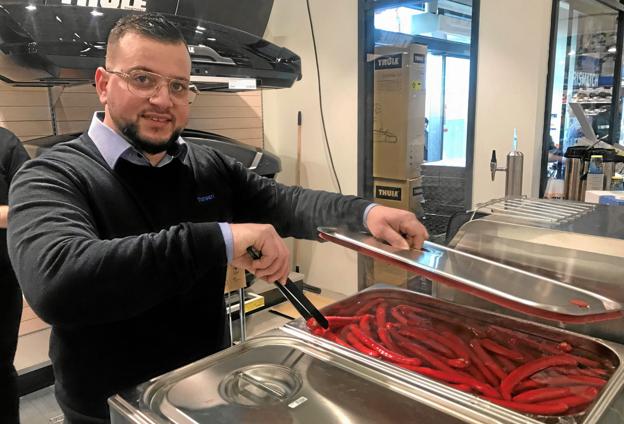 Butikschef Michel Rahil er selv fra Brønderslev, og han var glad for at kunne byde de mange kunder indenfor i den nye butik. Og allerede fra morgenstunden var der røde pølser til de fremmødte. Foto: Claus T. Kræmmergård