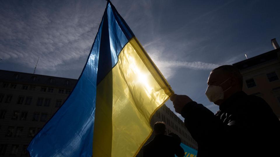 I en sprogklasse var tankerne torsdag hos familie og venner i Ukraine. Sådan var det mange steder i Europa - billedet er fra Wien. Af frygt for mulige konsekvenser, ønskede kvinderne fra Hadsund ikke at lade sig fotografere. Foto: Alex Halada/AFP <i>Ritzau Scanpix</i>