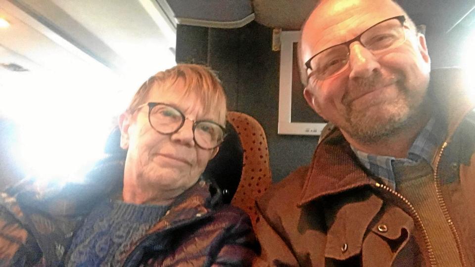 Leo Jørgensen (th) har organiseret bustransporten. Nu er busserne på vej til Nordjylland. Privatfoto