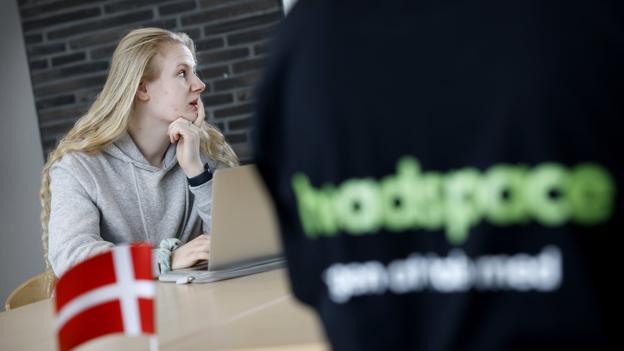 Socialpædagogstuderende Tilde Larsen Michaelsen er en af de foreløbig syv frivillige, der indgår i bemandingen i Headspace Mariagerfjord. Hun har allerede et års erfaring fra den tilsvarende ungerådgivning i Aalborg - og føler generelt, at hun som ungerådgiver er med til at gøre en stor forskel for de unge, der henvender sig. Foto: Torben Hansen