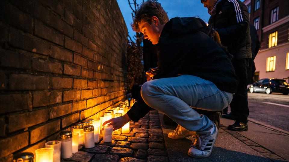 Torsdag aften bliver der tændt lys udenfor Ukraines ambassade i København. Foto: Emil Helms/Ritzau Scanpix <i>Ritzau Scanpix</i>