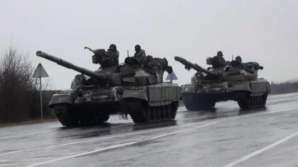 Militære tanks rykker ind i Ukraine. Foto: Ritzau Scanpix/REUTERS/Carlos Barria <i>Ritzau Scanpix</i>