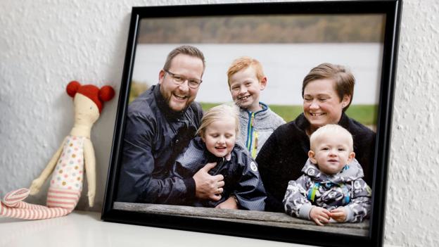 En af de gode dage: Far Jesper og mor Susanne med børnene Andreas, Mille og Mads, som i dag er hhv. 12, 9 og 6 år. I dag er Jesper og Susanne skilt, og har drengene på skift i 7 dage, mens Mille bor hos sin mor. <i>Foto: Torben Hansen</i>