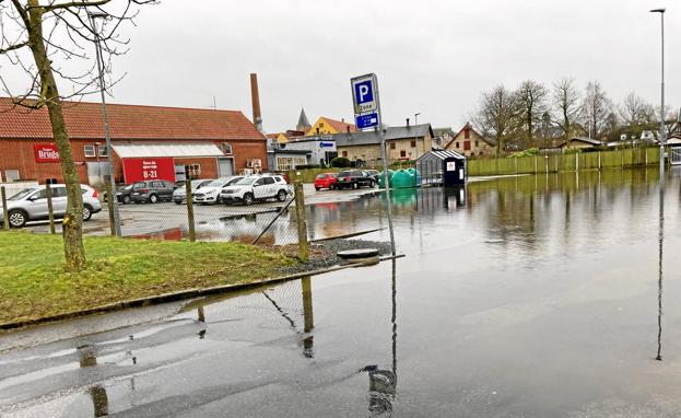 Parkeringspladsen ved SuperBrugsen i Hobro er med jævne mellemrum oversvømmet.