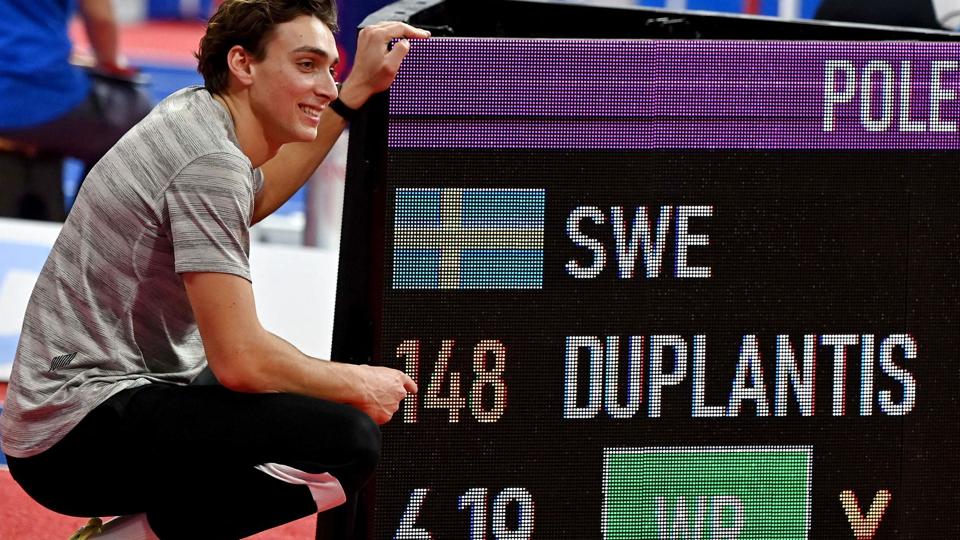 Armand Duplantis poserer her for kameraet efter at have forbedret sin verdensrekord i Beograd mandag aften. <i>Andrej Isakovic/Ritzau Scanpix</i>