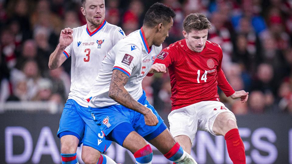 Anders Dreyer (til højre) kan vælge at forlade Rubin Kazan i resten af sæsonen. Her ses han i en landskamp mod Færøerne i efteråret. <i>Liselotte Sabroe/Ritzau Scanpix</i>