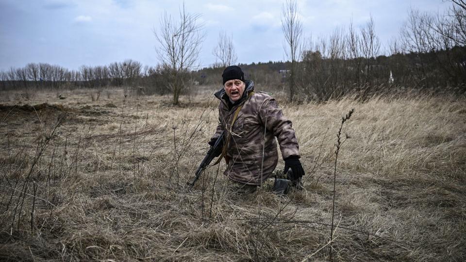 En ukrainsk soldat søger mandag dækning tæt Irpin, nordvest for Kyiv. <i>Aris Messinis/Ritzau Scanpix</i>