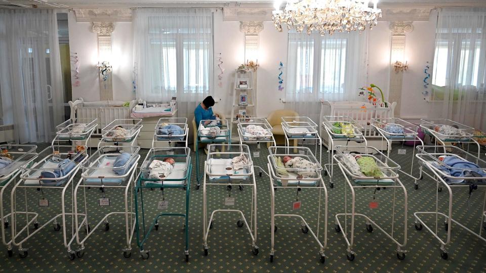 Ukraines store industri for rugemorskab er blevet ramt af krigen. Landet skønnes at have verdens næststørste industri for rugemorskab. (Arkivfoto). <i>Sergei Supinsky/Ritzau Scanpix</i>