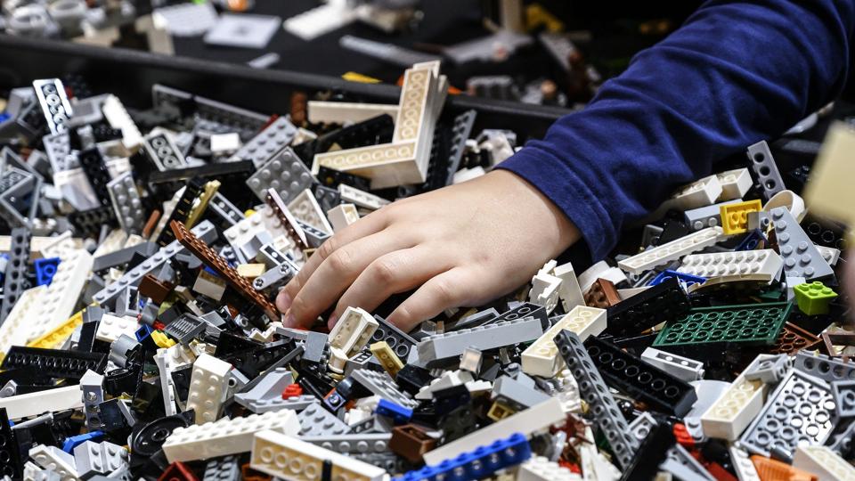 Børn verden over har leget med legoklodser i 2021. I hvert fald er salget af klodserne steget en del. (Arkivfoto). <i>Liselotte Sabroe/Ritzau Scanpix</i>