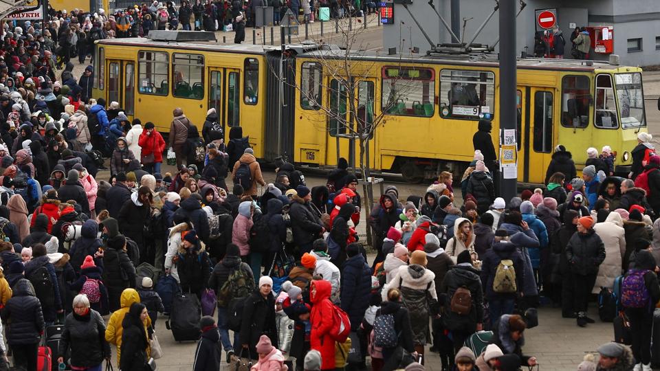 En stor menneskemængde venter her på et tog mod Polen i den ukrainske by Lviv. Knap to millioner ukrainere er flygtet ud af landet, siden Rusland indledte sin invasion 24. februar. <i>Kai Pfaffenbach/Reuters</i>