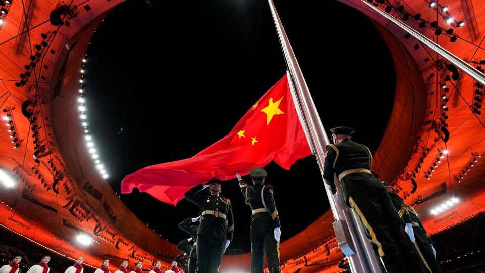 De paralympiske vinterlege i Beijing blev skudt i gang med en åbningsceremoni i fredags. Imens overværede Danmarks eneste deltager, Adam Nybo, det hele hjemmefra på grund af coronavirus. Men nu er han testet negativ og klar til afrejse, når han får grønt lys. <i>Aly Song/Reuters</i>