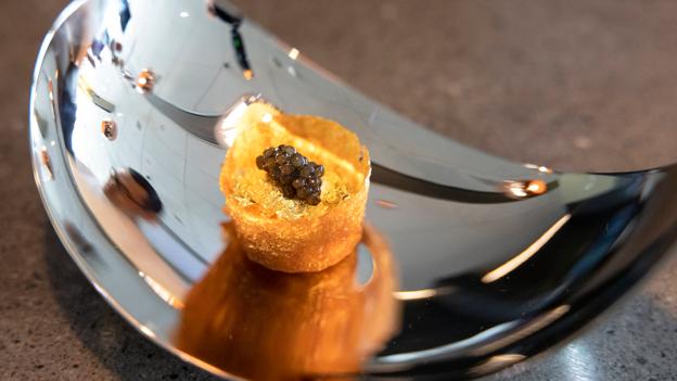 Madanmeldelse på Restaurant Fusion i Aalborg. Vinh Quoc Du leverer en fantastisk madoplevelse, hvis man kaster sig ud i at bestille "Omakase by Vinh". <i>Foto: Kim Dahl Hansen</i>
