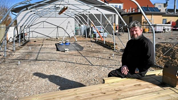 I gården er et nyt væksthus under opførelse til sprøde salater, hjemmedyrkede svampe og friske spirer. Stenbjerg Kro vil gerne lave mest muligt selv og plukke resten i nationalparken. Foto: Ole Iversen