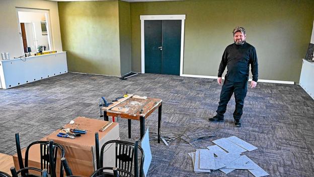 Den store sal har gennemgået en forvandling, som er tæt på at være færdig. Det giver nu huset 30 nye spisepladser for restaurantgæster. Foto: Ole Iversen